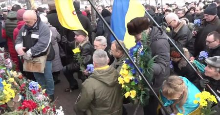 Setki osób złożyły w Kijowie wieńce pod pomnikiem ofiar Majdanu. Do dziś nie osądzono tych, którzy wydali rozkazy snajperom