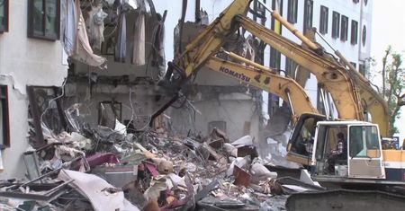 Rozbiórka budynków zawalonych podczas trzęsienia ziemi na Tajwanie