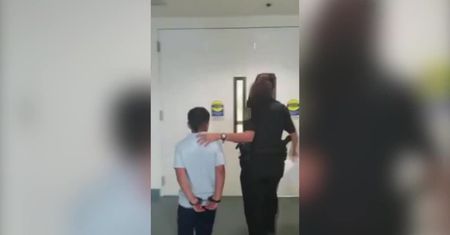 Siedmiolatek zakuty w kajdanki i zabrany ze szkoły przez policję, bo zaatakował nauczycielkę