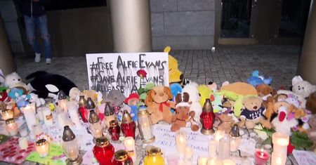 Nocne czuwanie pod ambasadą Wielkiej Brytanii. Warszawiacy solidarni z rodzicami Alfiego Evansa
