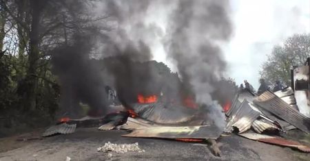 Barykady z płonących opon i przewróconych samochodów. Trwa protest ekologów-aktywistów we Francji