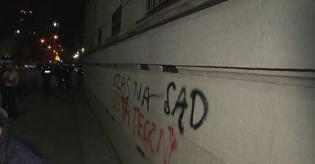 “Czas na sąd ostateczny”. Graffiti na elewacji Sejmu, policja wylegitymowała 15 osób