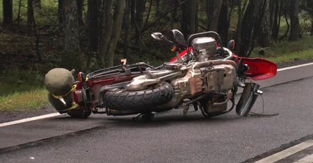 “Wpadli wprost pod samochód”. Tragiczny wypadek motocyklowy pod Olsztynem
