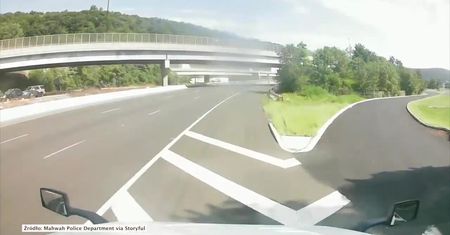 Agresywna zmiana pasów nie popłaca. Ciężarówka wioząca słodycze przewróciła się na drodze w stanie New Jersey