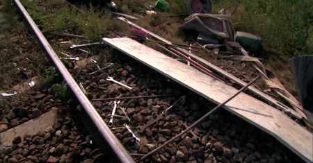 Jechali do pracy, ich samochód staranował pociąg. Jedna osoba ciężko ranna w wypadku koło Skierniewic