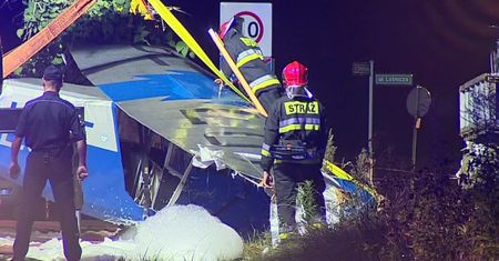 Zawadził o znak, uderzył o drzewa. Samolot rozbił się w czasie pikniku lotniczego