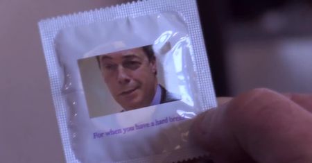 “Na wypadek twardego brexitu”. Nigel Farage na opakowaniu prezerwatywy