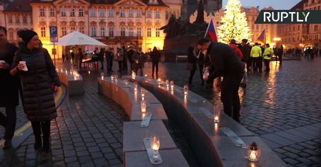 Łańcuch światła w kuflach do piwa. Protest właścicieli barów w Pradze