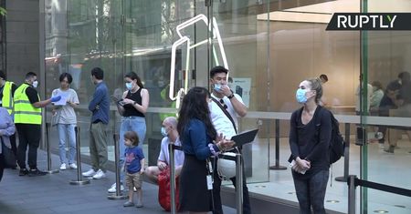 Światowa premiera iPhone’a 12. Mała kolejka przed sklepem Apple’a w Sydney
