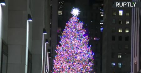 Choinka przy Rockefeller Centre w Nowym Jorku już świeci. Dostęp ograniczony z powodu epidemii