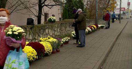 Po trzech dniach cmentarze znowu otwarte. Sprzedawcy liczą straty, a odwiedzający zadowoleni z braku tłoku