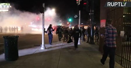 „Nami nie da się rządzić”. Anarchiści starli się z policją w Denver, funkcjonariusze użyli gazu łzawiącego