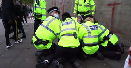 Policja aresztowała kilkanaście osób w Manchesterze podczas protestu przeciwko obostrzeniom
