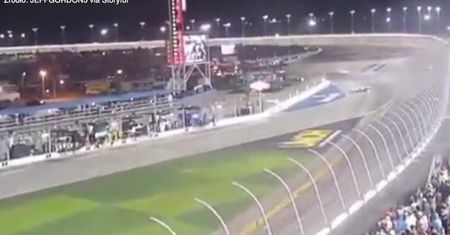 Dramatyczny wypadek podczas wyścigu Daytona 500. Samochód stanął w płomieniach, kierowca trafił do szpitala