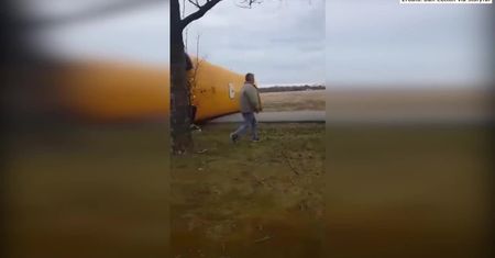 Autobus szkolny przewrócił się na bok. Żaden z pasażerów nie zginął w dramatycznie wyglądającym wypadku