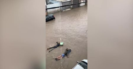 Wyścigi na paddleboardzie po zalanych ulicach Tel Awiwu