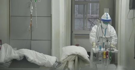 Zamknięte dworce i lotniska, zawieszone kursowanie autobusów, pociągów i metra. Władze miasta Wuhan chcą powstrzymać szalejący korona wirus