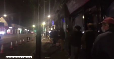 Olbrzymie kolejki zaczęły się tuż po północy. Fryzjerska sieć w Dublinie otworzyła się w ramach luzowania restrykcji