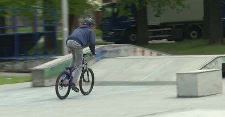 Śmiertelny wypadek w skateparku. 16-latek uderzył głową w betonową ławę, zmarł w szpitalu