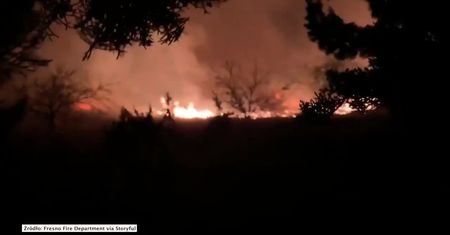 Kilkadziesiąt pożarów traw w Kalifornii. Nieustająca walka strażaków z ogniem