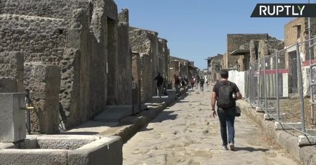 Ruiny starożytnych Pompejów ponownie otwarte. Odwiedzający muszą przejść kontrolę temperatury ciała