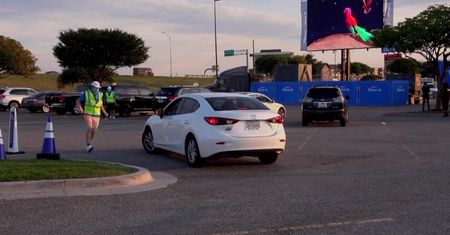 Do marketu po… kulturę. Sieć Walmart przekształciła 160 parkingów w darmowe kina samochodowe
