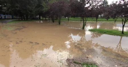 Ulewa z gradem i silnym wiatrem przeszła nad Kłodzkiem