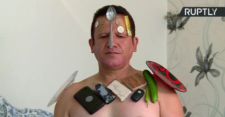 Ten Irańczyk przykleja do siebie przedmioty, używając tylko swojego… umysłu