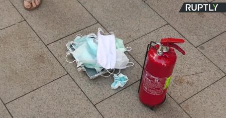 Bułgarzy spalili maseczki przed ministerstwem edukacji. Protest przeciwko obowiązkowi zakrywania ust i nosa w szkołach