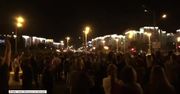 Milicyjne granaty hukowe przeciw entuzjastycznym tłumom. Nagrania z nocnych wydarzeń na ulicach Mińska