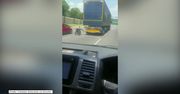 Mężczyzna na wózku inwalidzkim jechał po autostradzie trzymając się ciężarówki