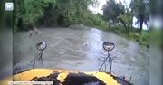 Skrajnie nieodpowiedzialne zachowanie kierowcy szkolnego autobusu. Wjechał na zalaną drogę, prąd porwał pojazd z dzieckiem w środku