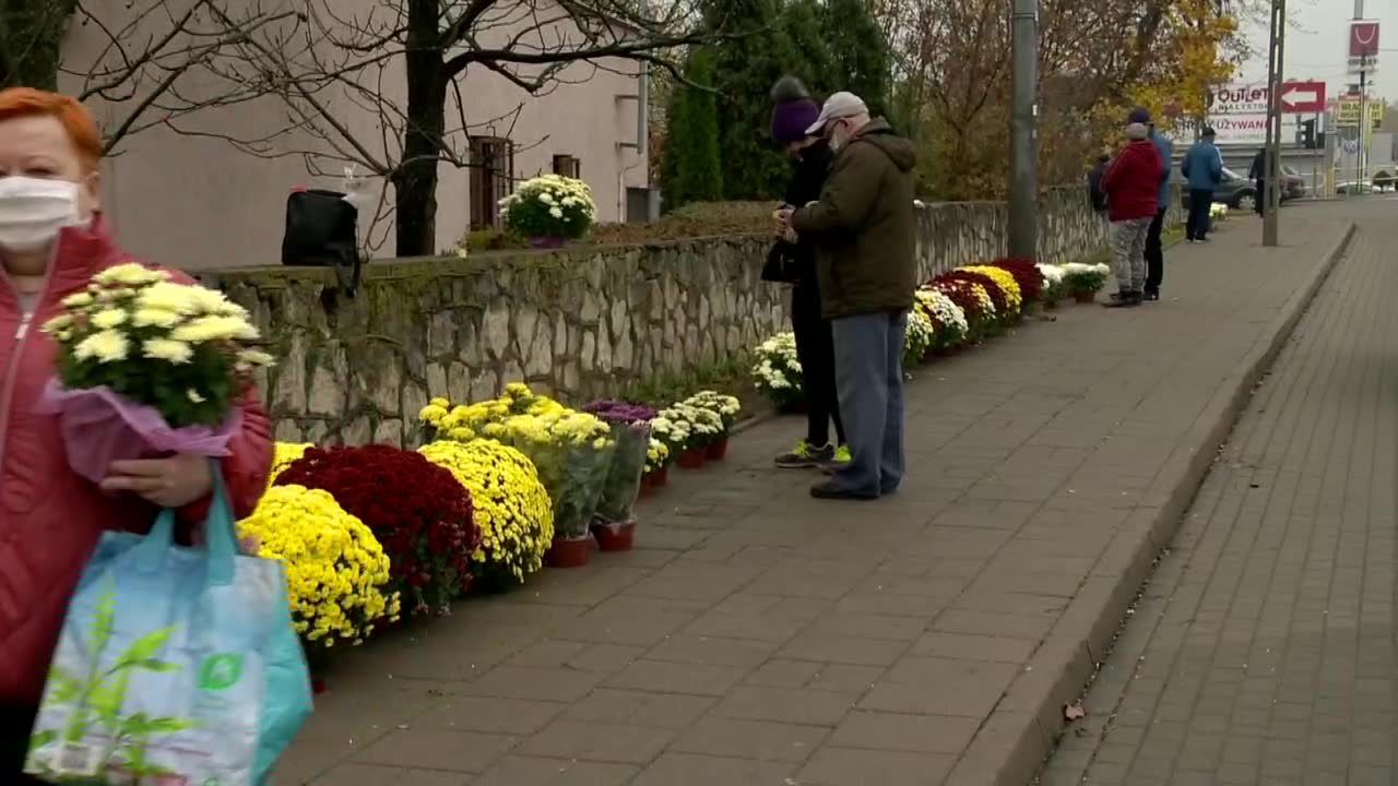 Po trzech dniach cmentarze znowu otwarte. Sprzedawcy liczą straty, a odwiedzający zadowoleni z braku tłoku