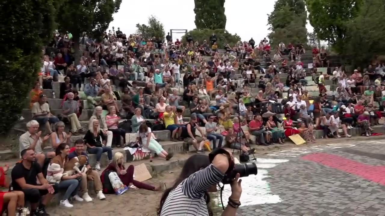 Dziesiątki osób bez masek ochronnych w berlińskim amfiteatrze