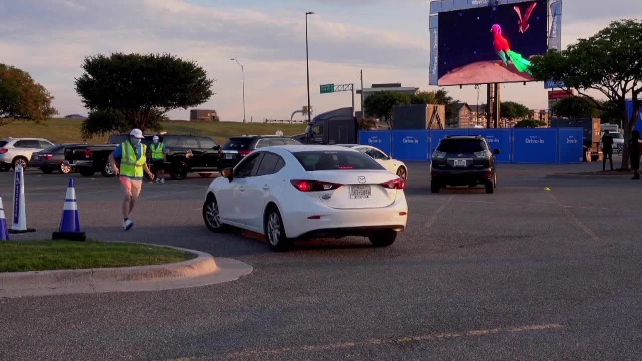 Do marketu po… kulturę. Sieć Walmart przekształciła 160 parkingów w darmowe kina samochodowe