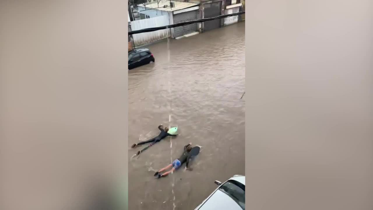 Wyścigi na paddleboardzie po zalanych ulicach Tel Awiwu