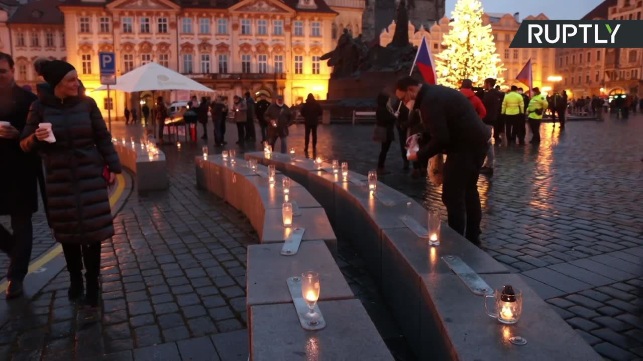 Łańcuch światła w kuflach do piwa. Protest właścicieli barów w Pradze