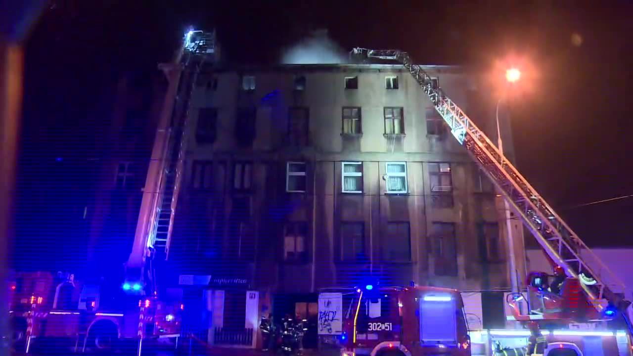 Pożar na poddaszu kamienicy w Łodzi. Jedna osoba nie żyje, a siedem zostało ewakuowanych