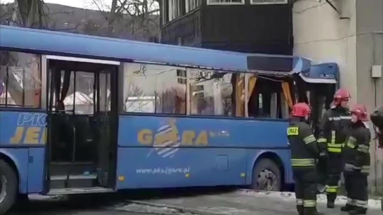 Autobus wjechał w budynek, pięć osób rannych