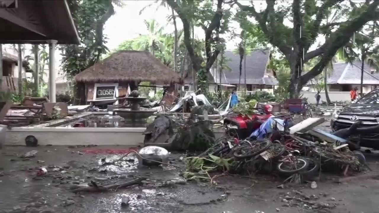 Po przejściu fali tsunami ekipy nadal przeszukują zgliszcza hotelu, w którym znaleziono już 31 ciał