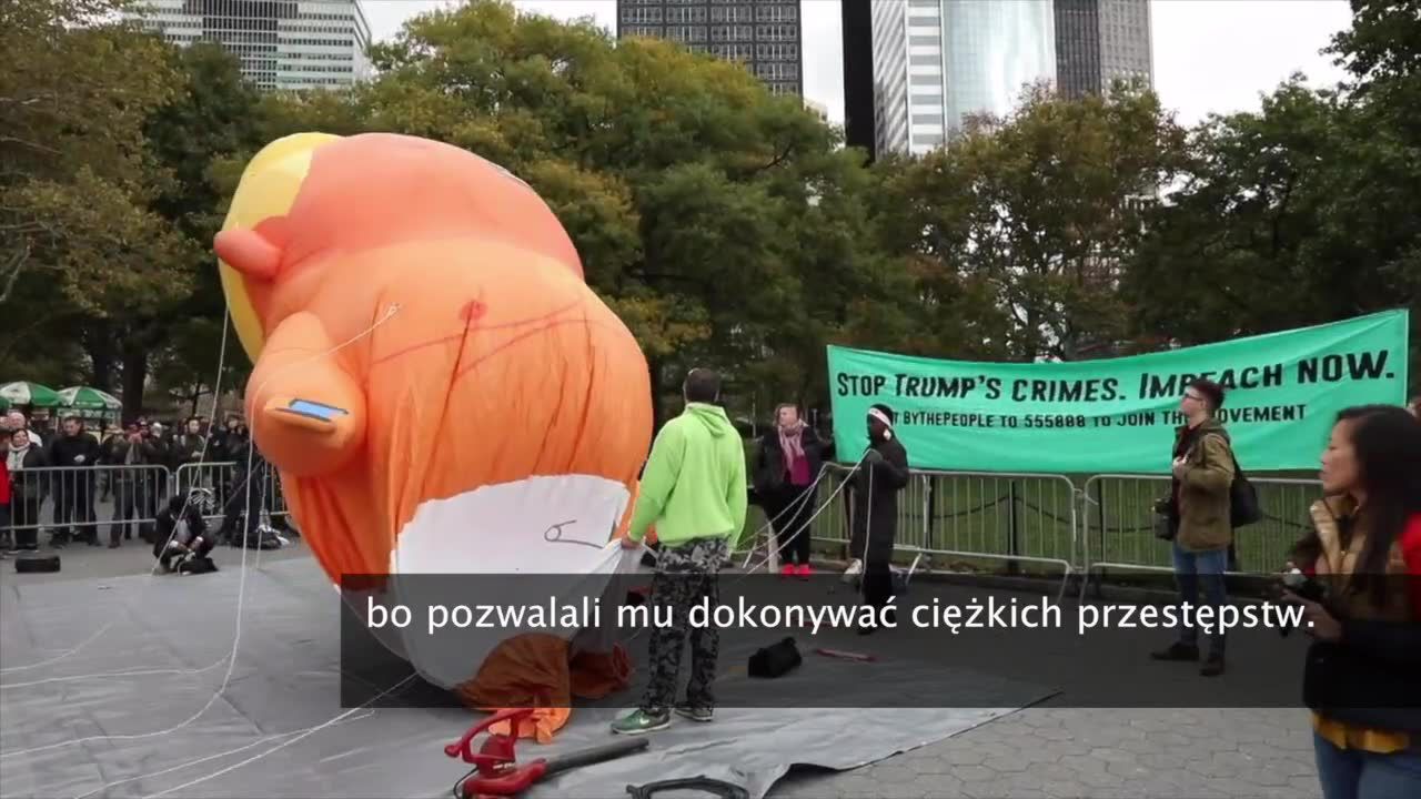 Parada z karykaturalnym balonem na rzecz odwołania D. Trumpa w Nowym Jorku