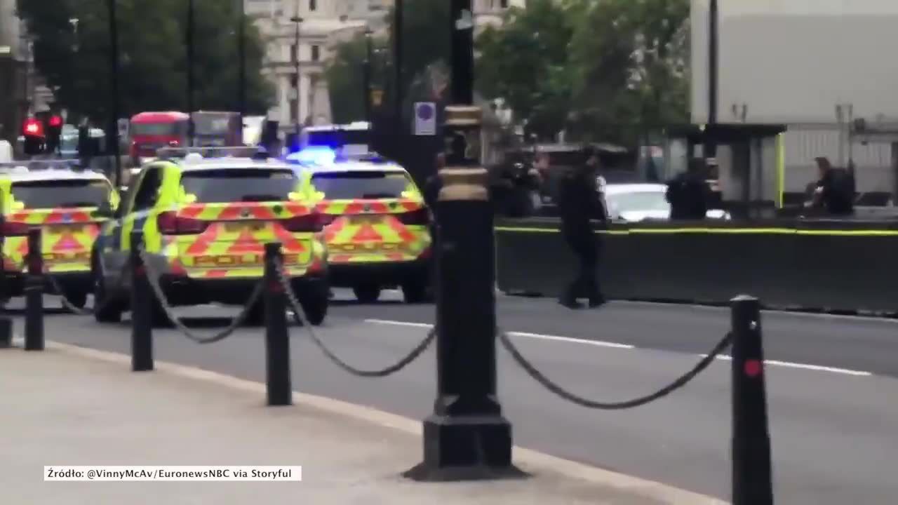 Samochód wjechał w pieszych i uderzył w bariery przed brytyjskim parlamentem (Aktualizacja)