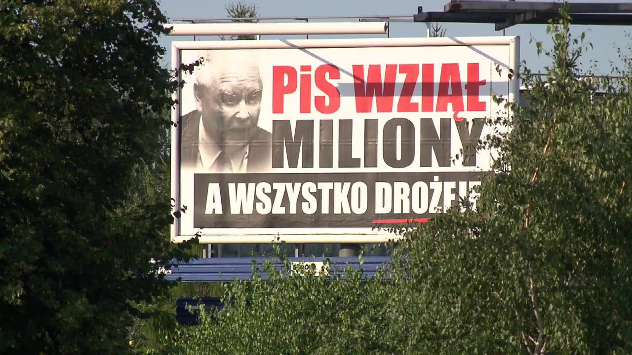 “PiS wziął miliony”. Jarosław Kaczyński na plakatach w całej Polsce