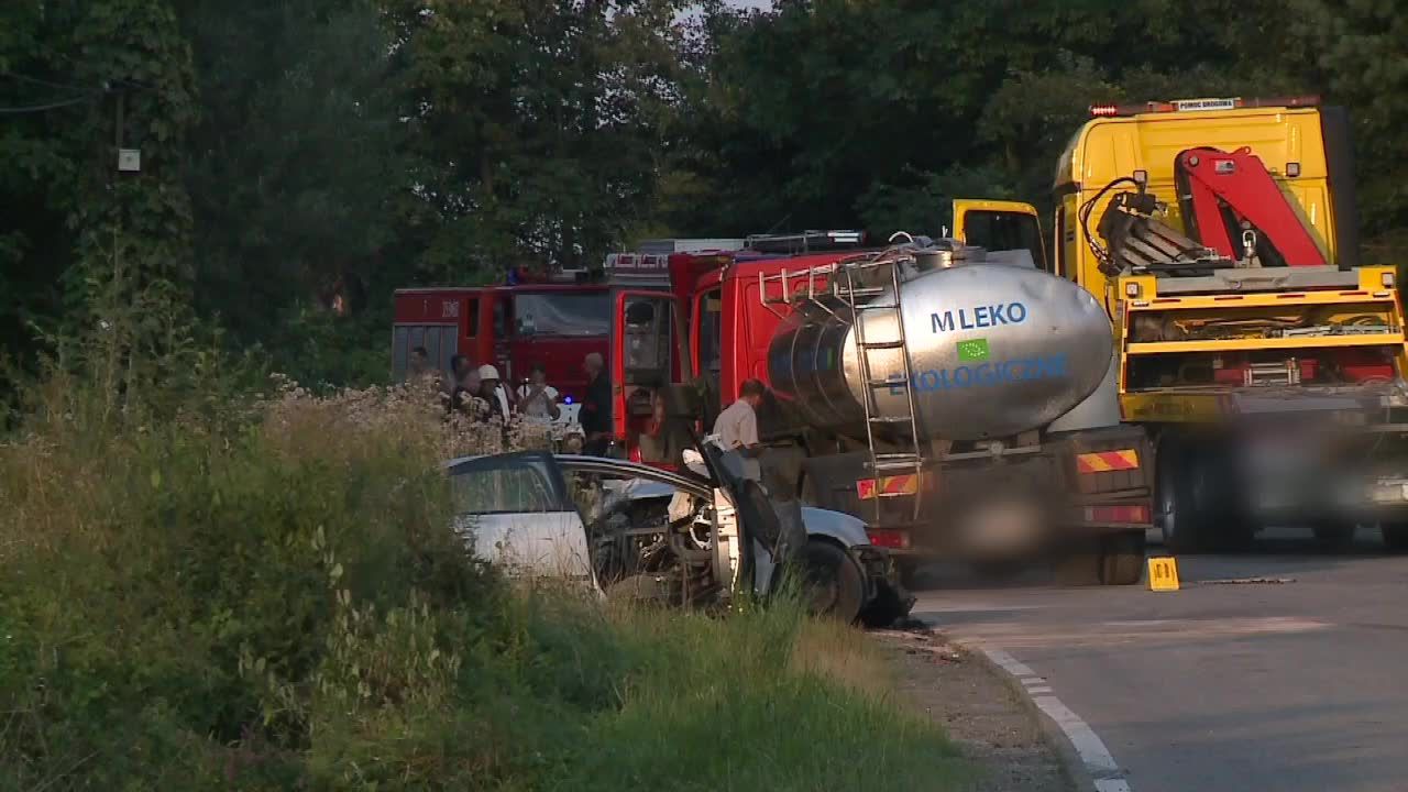 Cysterna z mlekiem zjechała z pasa i uderzyła w trzy samochody. Zginęli rodzice i dziecko podróżujący jednym z nich