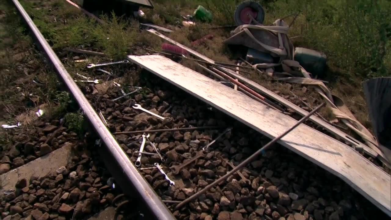 Jechali do pracy, ich samochód staranował pociąg. Jedna osoba ciężko ranna w wypadku koło Skierniewic