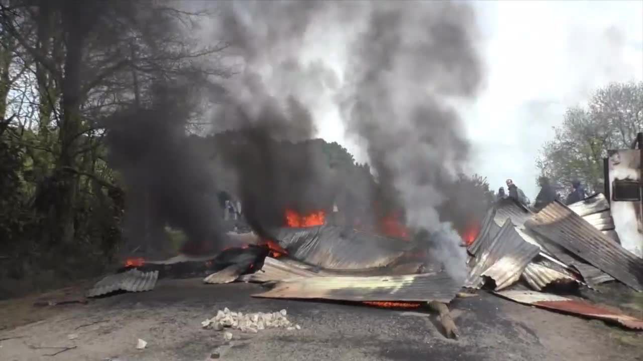 Barykady z płonących opon i przewróconych samochodów. Trwa protest ekologów-aktywistów we Francji