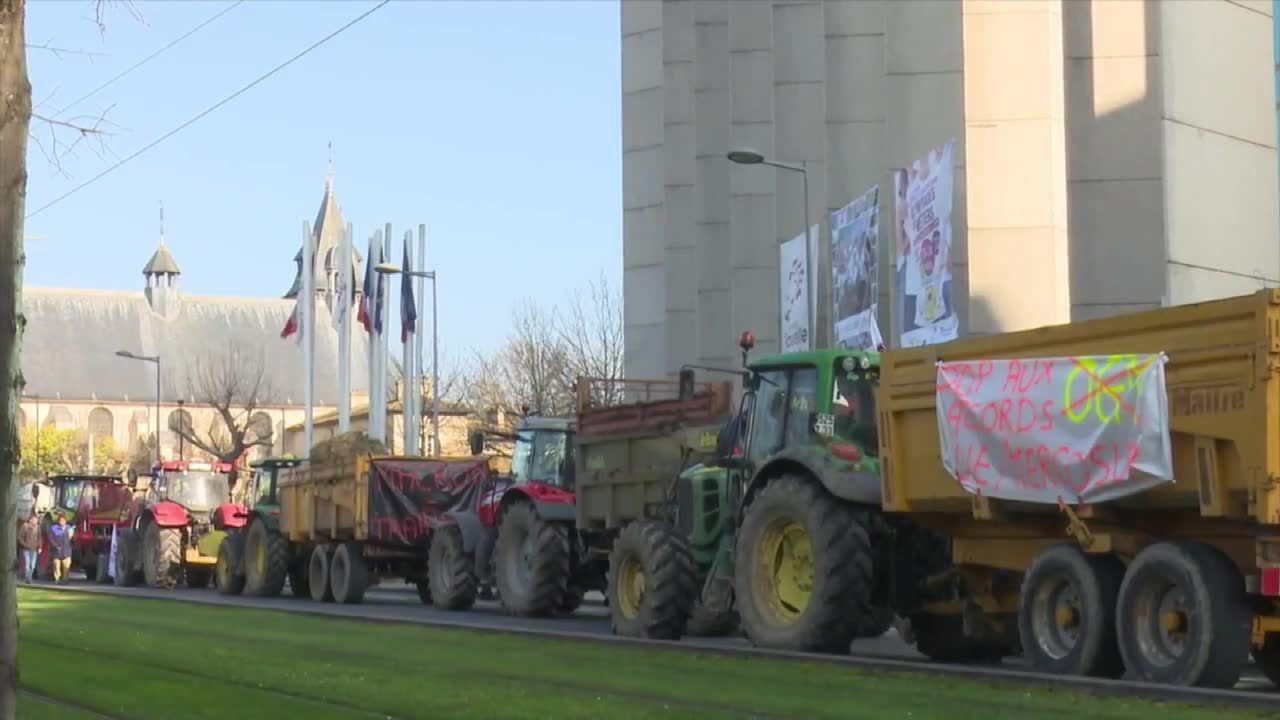 Francuscy rolnicy protestują przeciwko umowie handlowej z Ameryką Płd. Boją się spadku cen mięsa