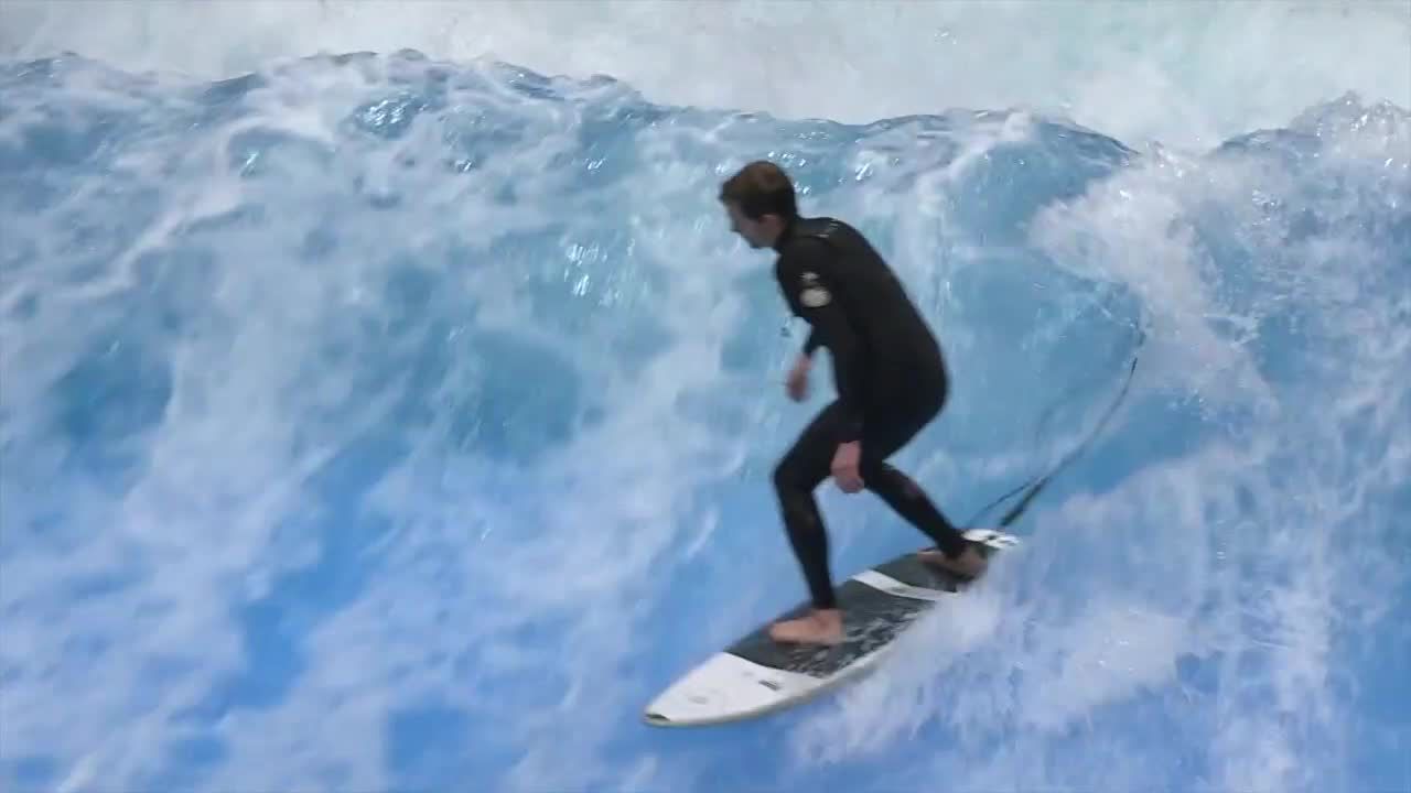 Nie trzeba jechać nad morze, żeby surfować. W centrum Berlina powstała największa sztuczna fala pod dachem