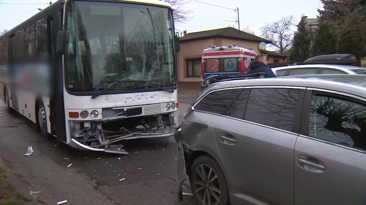 Karambol w Częstochowie. Zderzyły się trzy samochody osobowe i autobus