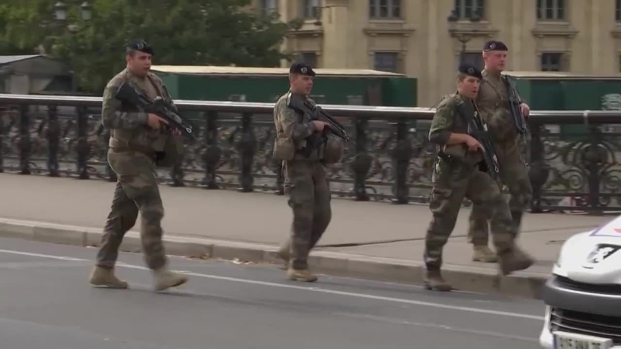 Atak nożownika w komendzie paryskiej policji. Są ofiary śmiertelne